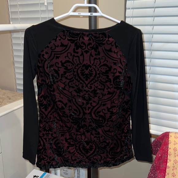 Attitude Tops - Black long-sleeved blouse with velvet details and red inner layer